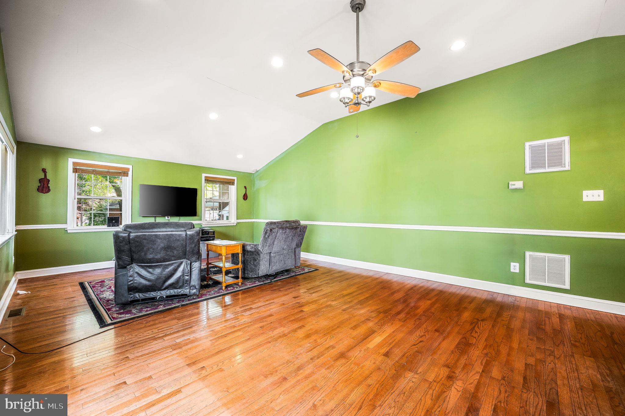 666 Dutton Circle Springfield, PA 19064 - Photo 14 of 35 Family Room