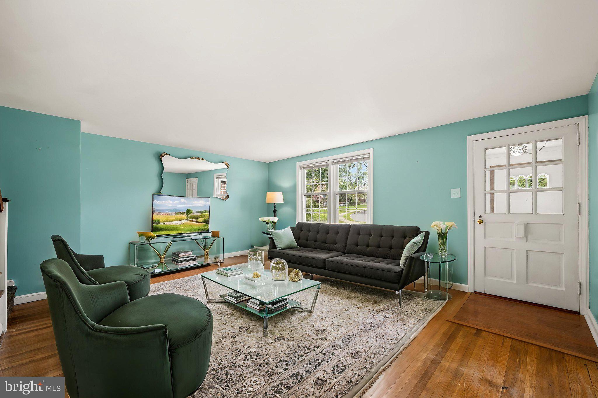 666 Dutton Circle Springfield, PA 19064 - Photo 6 of 35 Living Room