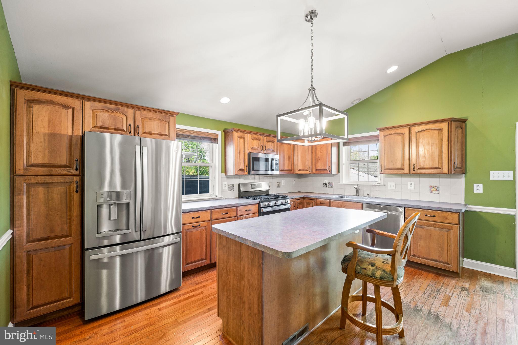 666 Dutton Circle Springfield, PA 19064 - Photo 7 of 35 Kitchen w Island