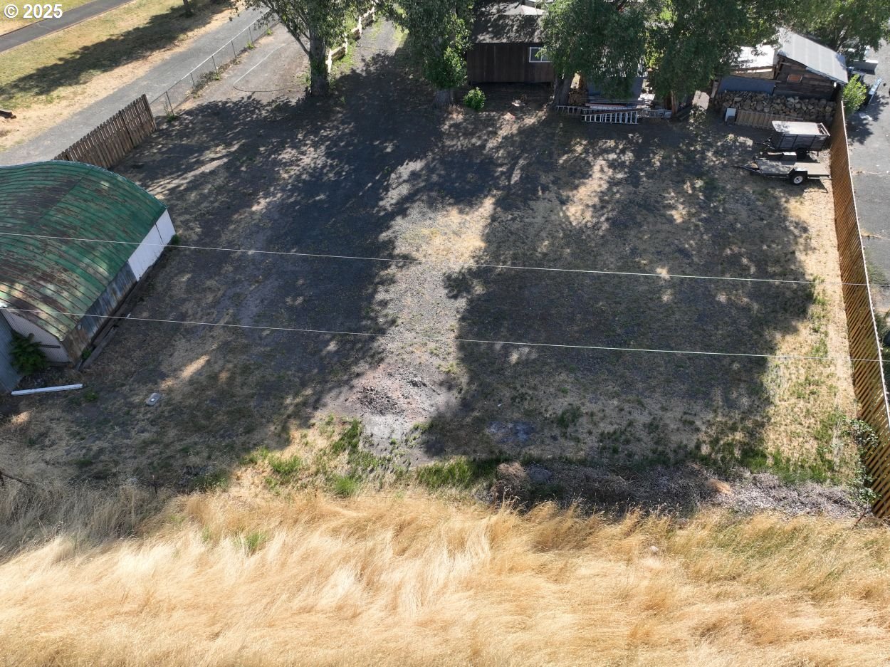 West 2nd Street The Dalles, OR 97058 - Photo 21 of 31 a backyard of a house