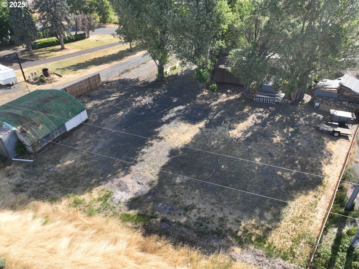 West 2nd Street The Dalles, OR 97058 - Photo 7 of 31 a view of a yard with wooden fence