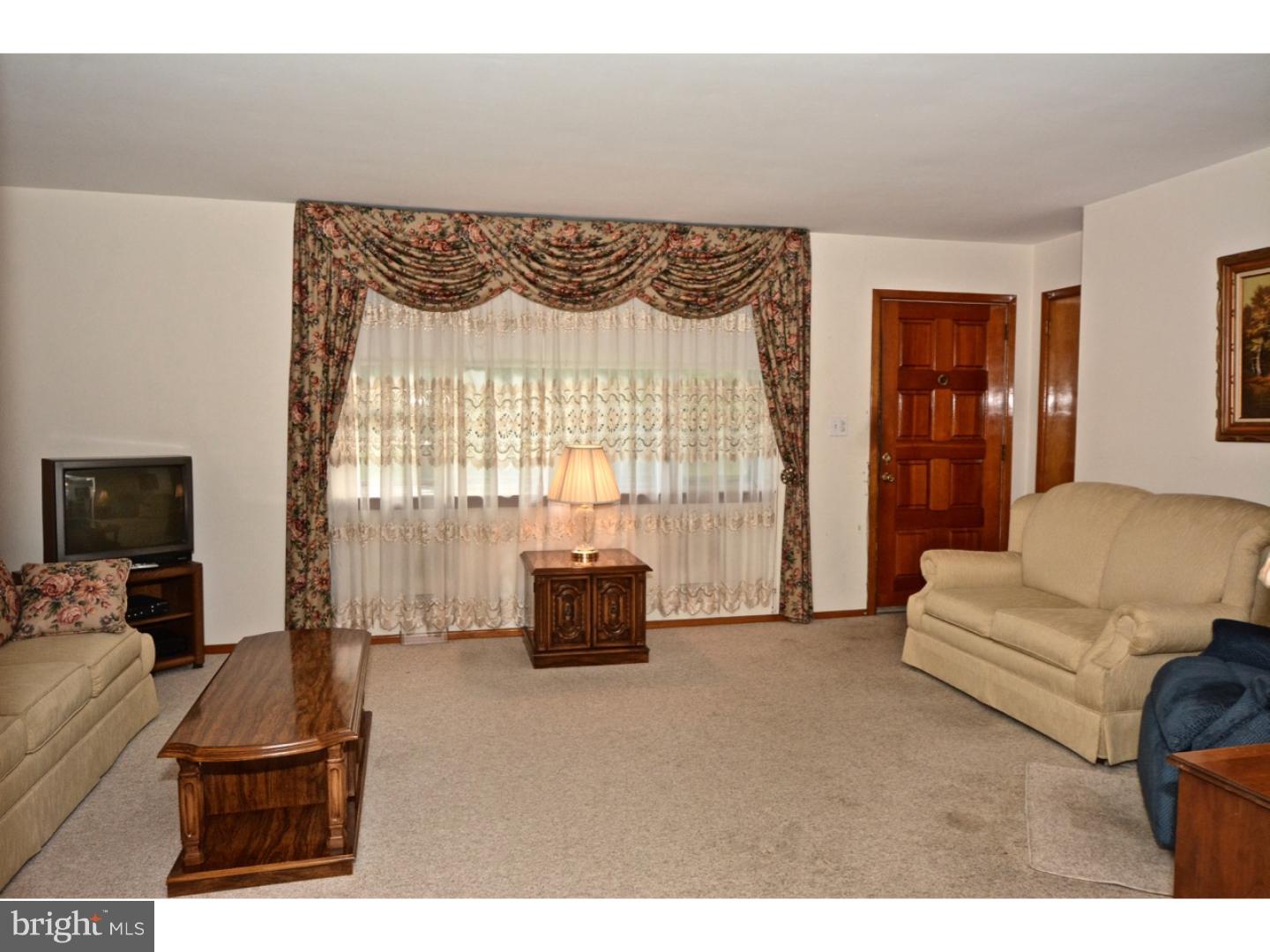 8 Stoneham Road Ewing, NJ 08638 - Photo 3 of 19 Gallery Image 3
