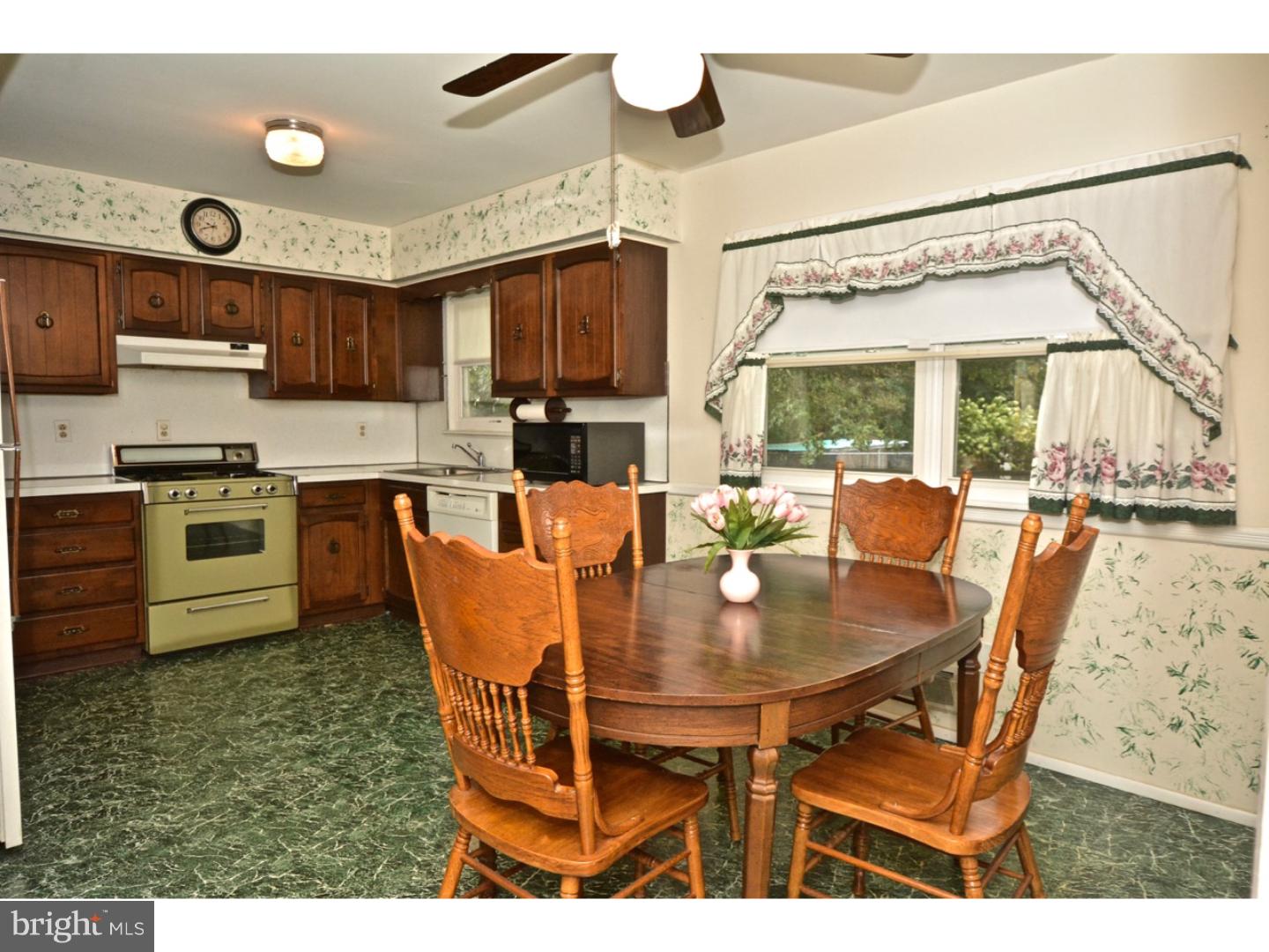 8 Stoneham Road Ewing, NJ 08638 - Photo 5 of 19 Gallery Image 5