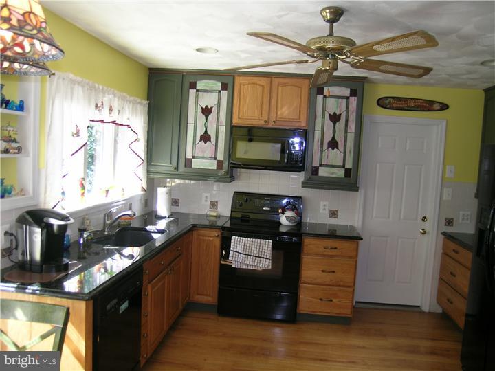 25 Foxglove Road Levittown, PA 19056 - Photo 3 of 23 Kitchen