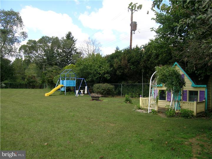 25 Foxglove Road Levittown, PA 19056 - Photo 22 of 23 Back Yard