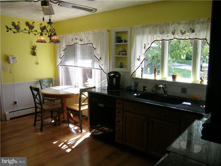 25 Foxglove Road Levittown, PA 19056 - Photo 4 of 23 Kitchen