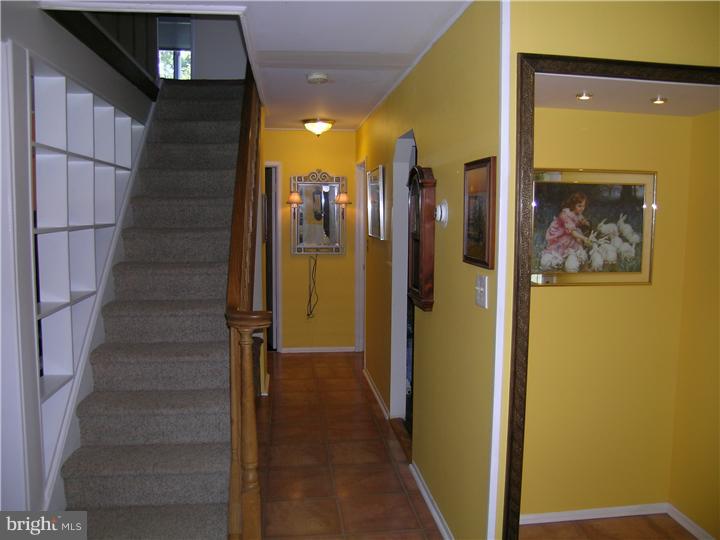 25 Foxglove Road Levittown, PA 19056 - Photo 5 of 23 Hallway