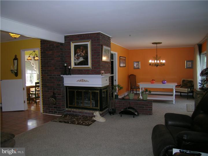 25 Foxglove Road Levittown, PA 19056 - Photo 7 of 23 Living Room