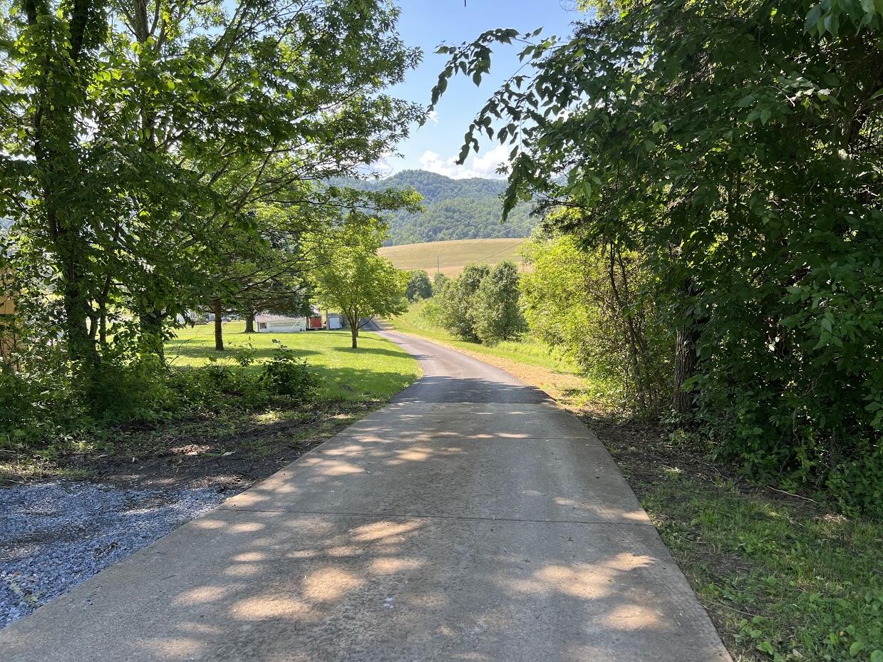 837 Pemberton Road Bristol, TN 37620 - Photo 5 of 53 IMG_3353