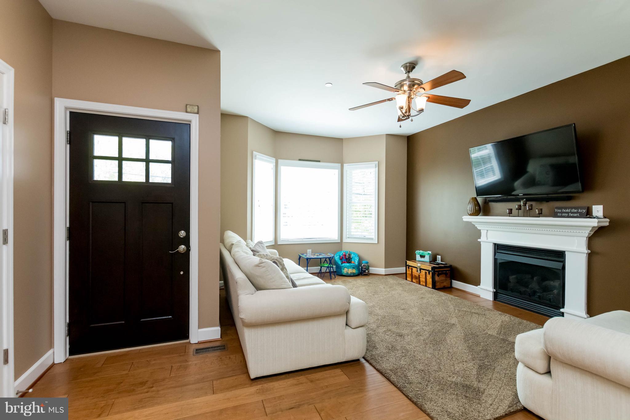 905 Middle Road Baltimore, MD 21220 - Photo 3 of 29 Living Room