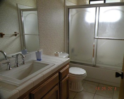 14802 Huntington Road Madera, CA 93636 - Photo 6 of 10 Hall bathroom