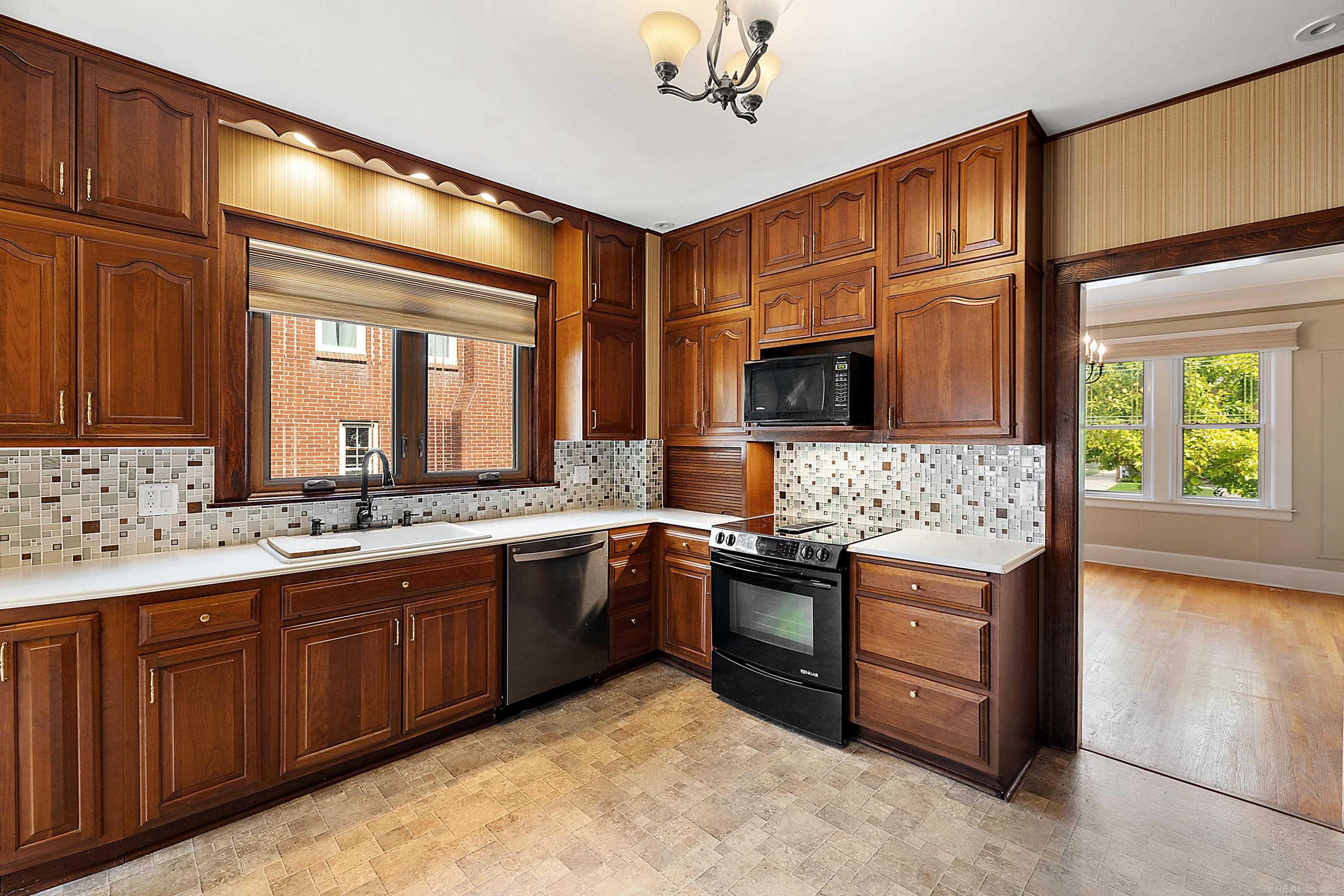 1371 Bedford Road Grosse Pointe, MI 48230 - Photo 13 of 44 50124154-14.JPG