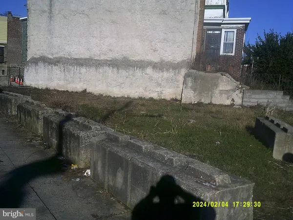 a view of a back yard of the house