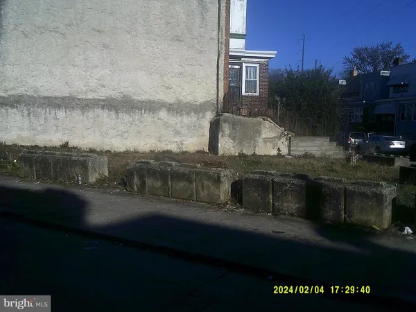 a view of a house with backyard and garden