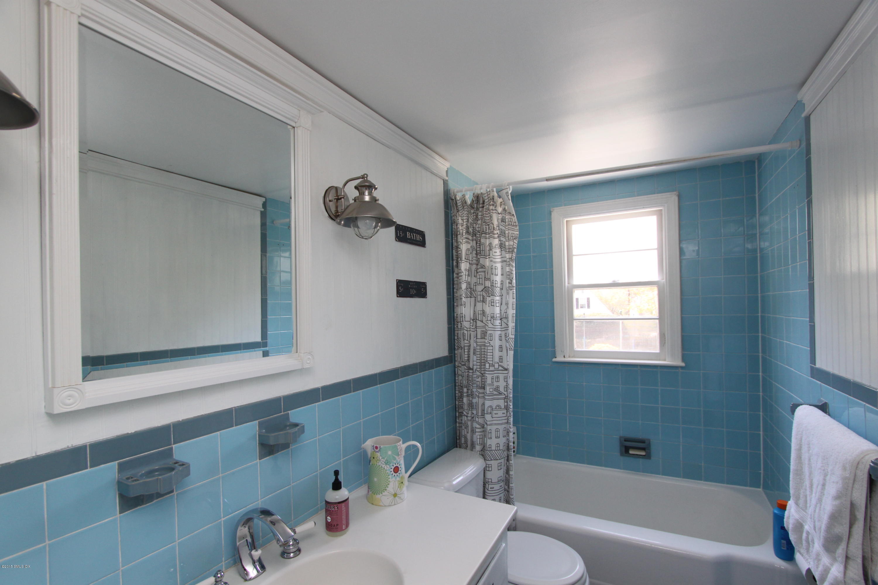 26 Thorn Hill Road Riverside, CT 06878 - Photo 11 of 14 a bathroom with a bathtub a sink and a toilet
