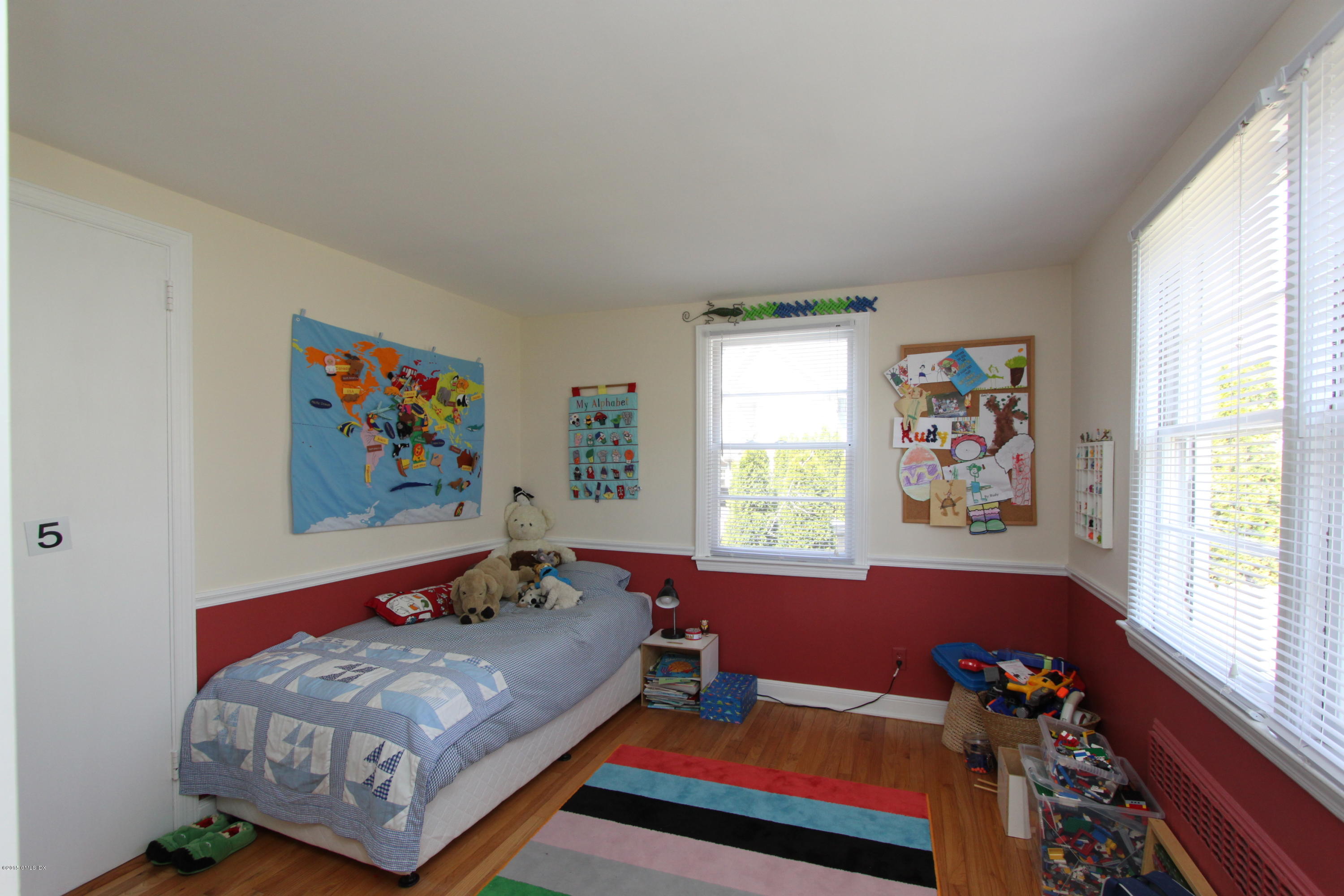 26 Thorn Hill Road Riverside, CT 06878 - Photo 6 of 14 a bedroom with furniture and a window