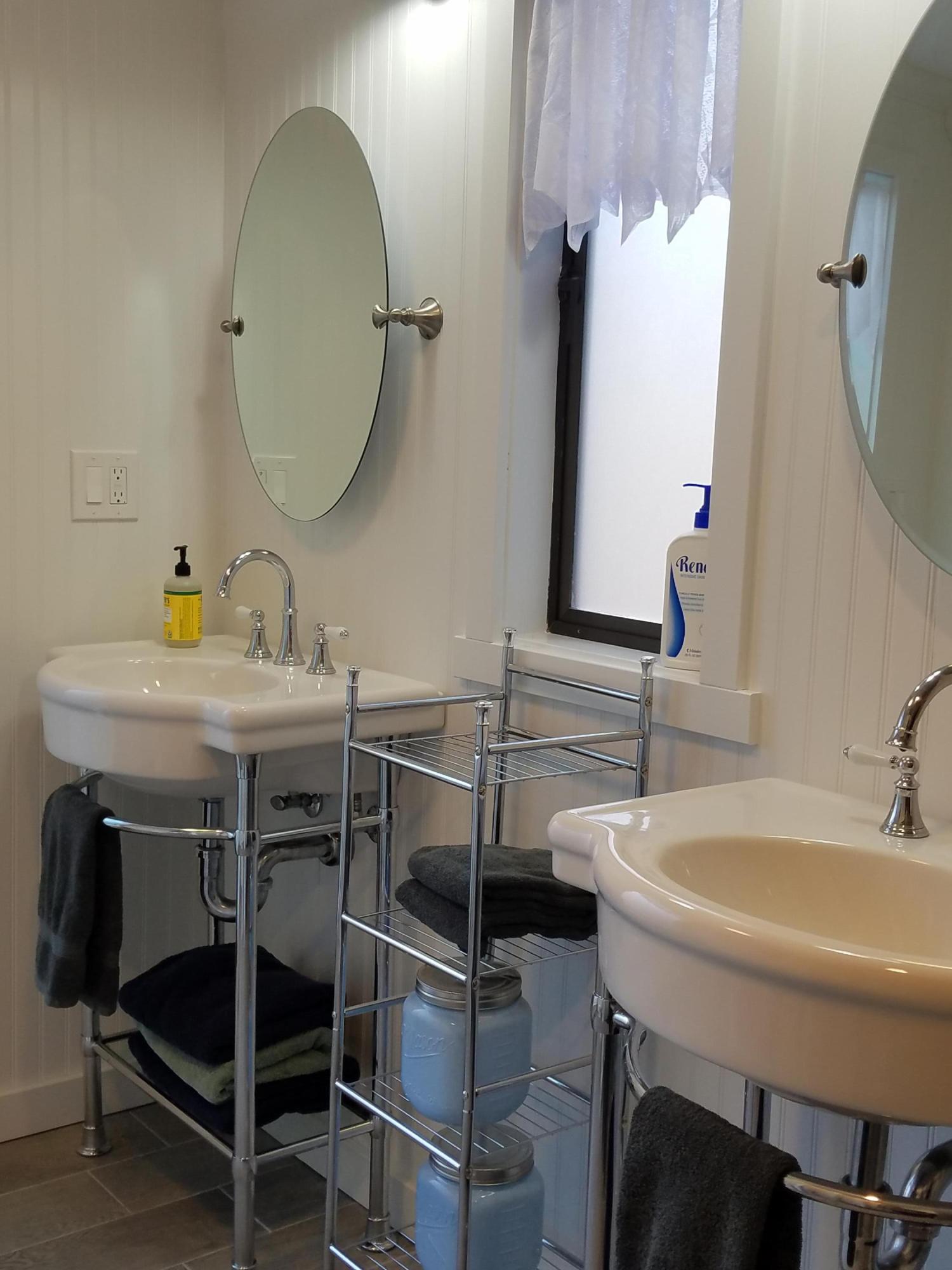 7837 Colonial Way Central Point, OR 97502 - Photo 14 of 25 a bathroom with a sink and a mirror