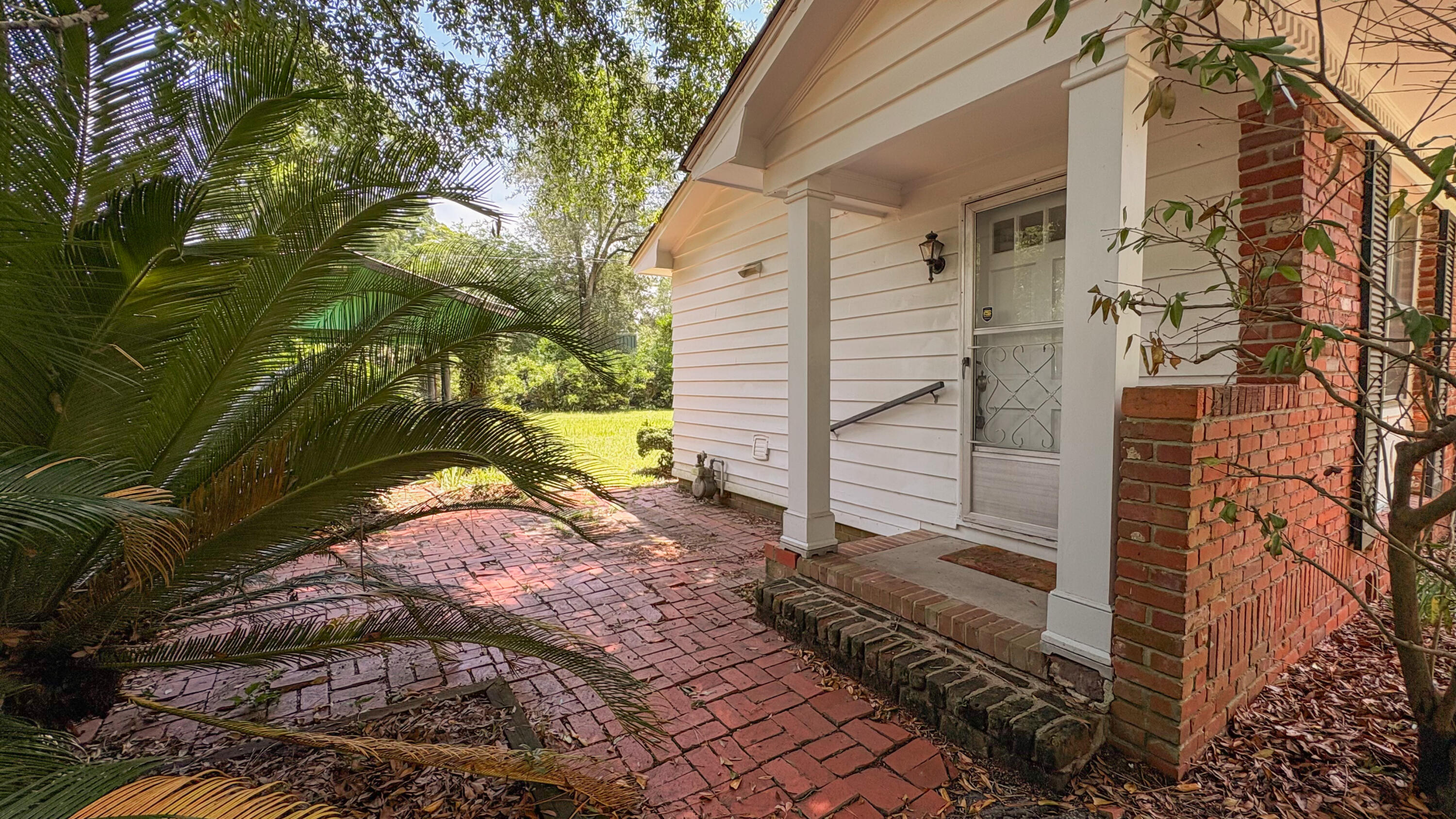 208 George Street Walterboro, SC 29488 - Photo 3 of 29 IMG_4020