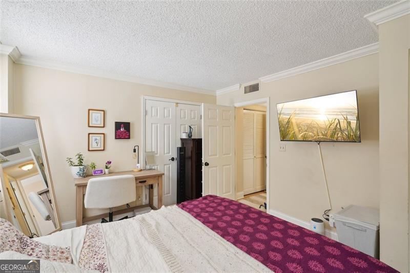 3530 Piedmont Road Northeast, Unit 2I Atlanta, GA 30305 - Photo 16 of 26 a bedroom with a bed and a dresser
