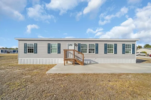 a view of a house with backyard