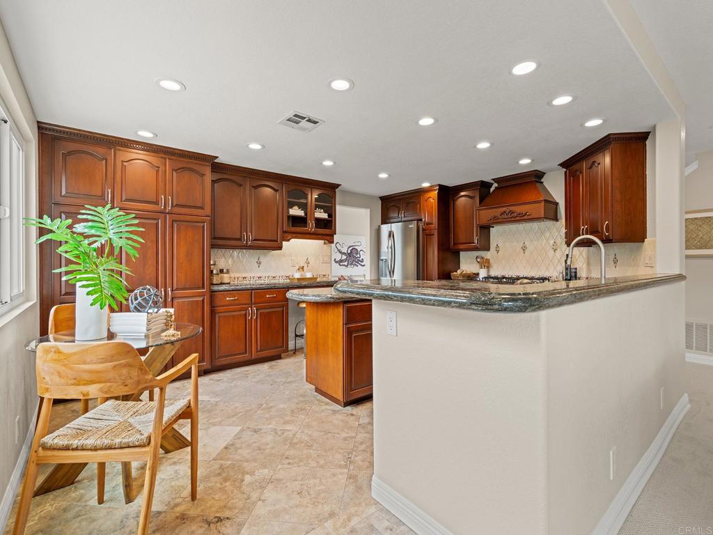 1661 Willowhaven Road Encinitas, CA 92024 - Photo 6 of 40 Kitchen