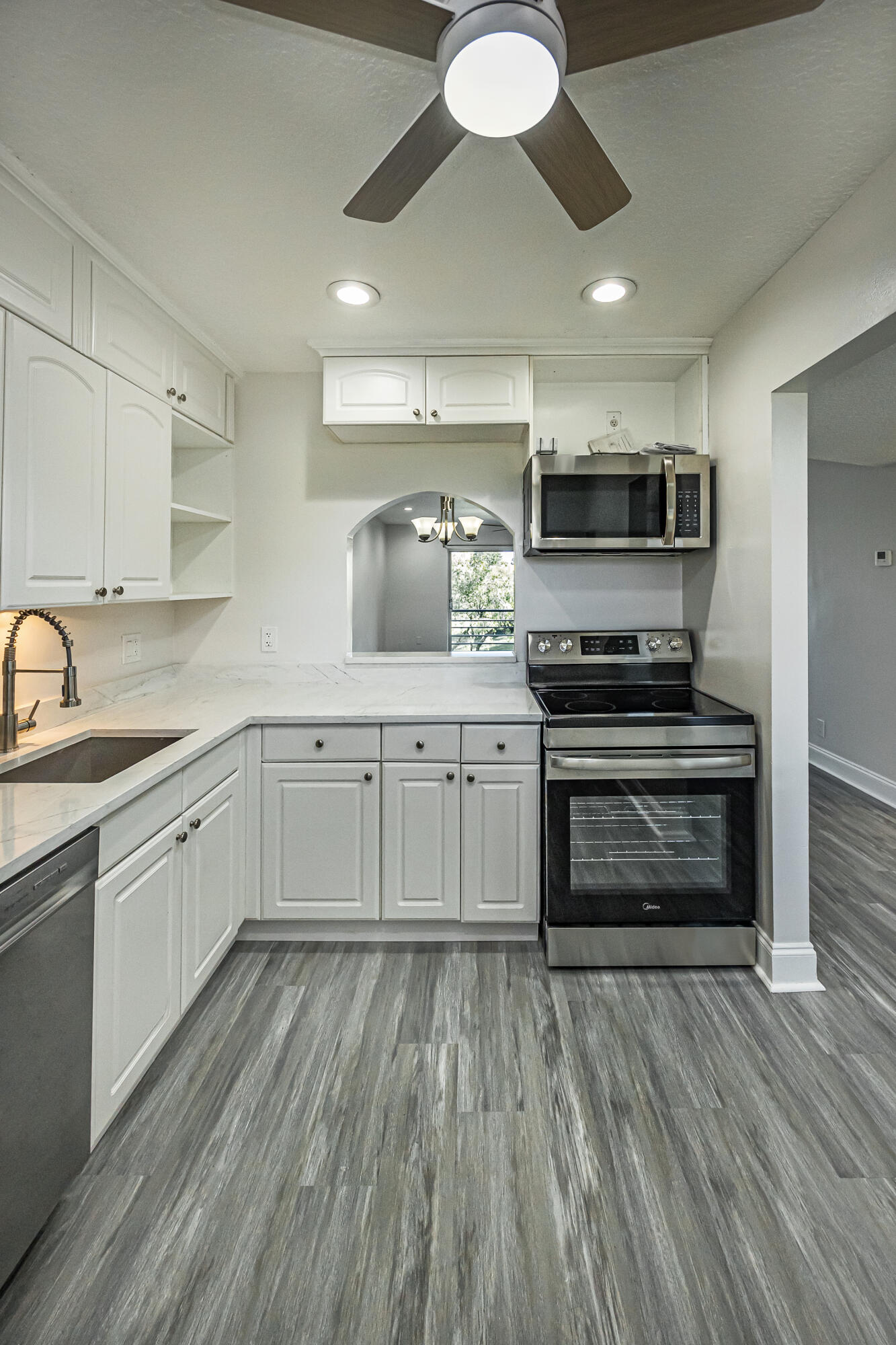 829 Camino Road, Unit 206C Delray Beach, FL 33445 - Photo 2 of 32 upgraded kitchen