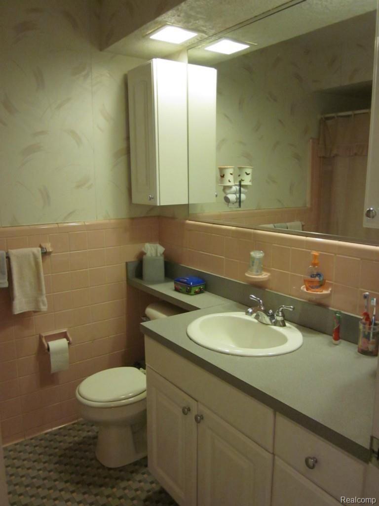 28425 Westerleigh Road Farmington, MI 48334 - Photo 13 of 22 Main Bathroom.jpg