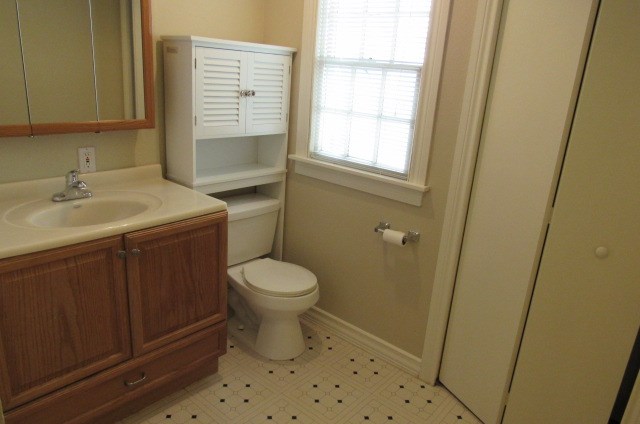 3511 Windsor Road, Unit B Austin, TX 78703 - Photo 8 of 12 Bath & Laundry