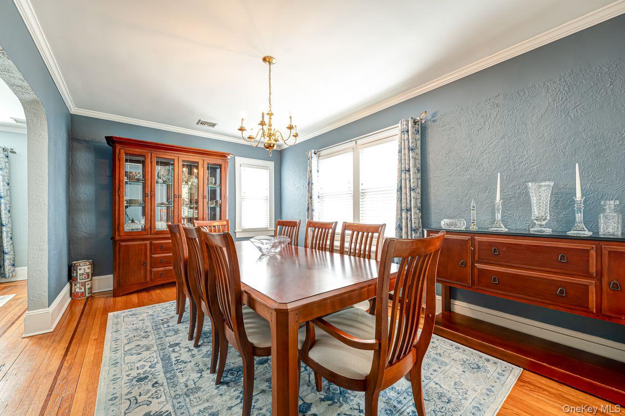 6 Troy Place Merrick, NY 11566 - Photo 5 of 24