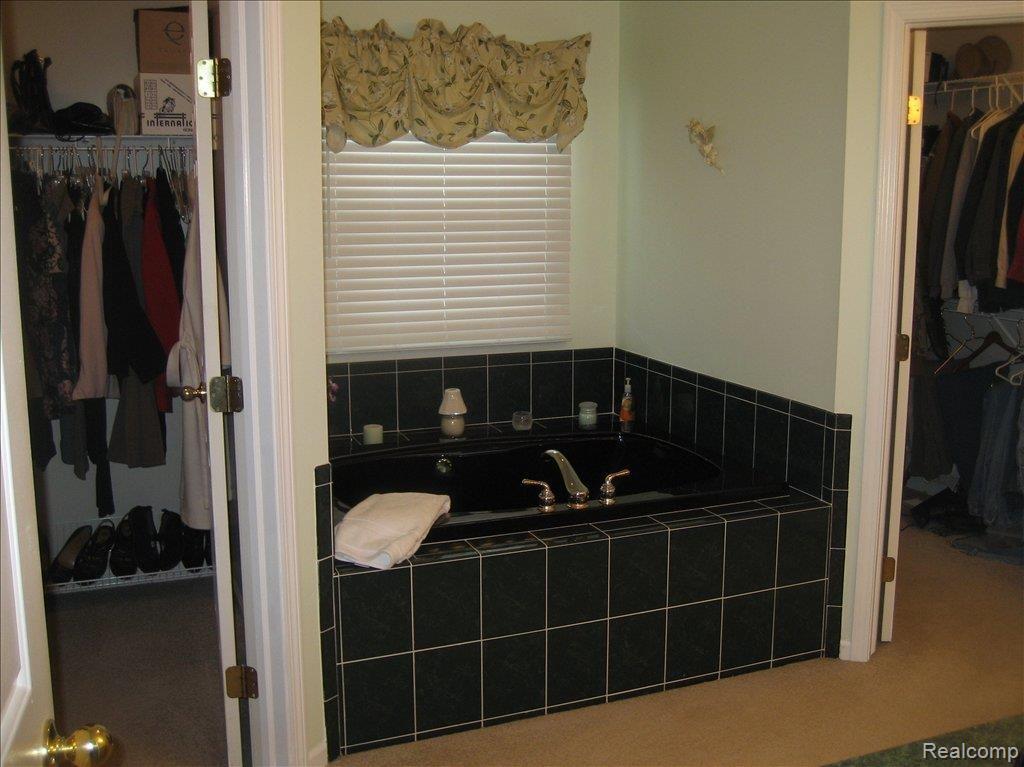 9672 West Allen Road Fowlerville, MI 48836 - Photo 9 of 22 Tub between walk in closets