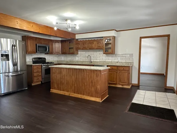 $3,200 | 181 Park Avenue, Unit A, Dalton, MA 01226