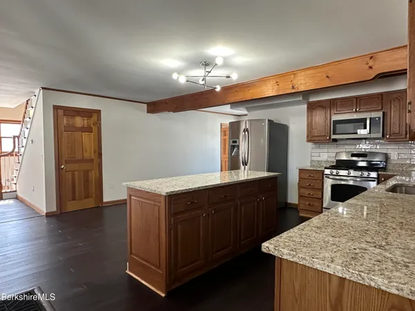 $3,200 | 181 Park Avenue, Unit A, Dalton, MA 01226