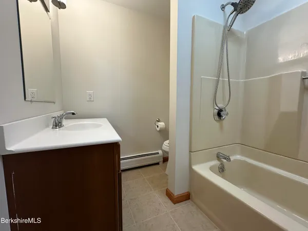 $3,200 | 181 Park Avenue, Unit A, Dalton, MA 01226