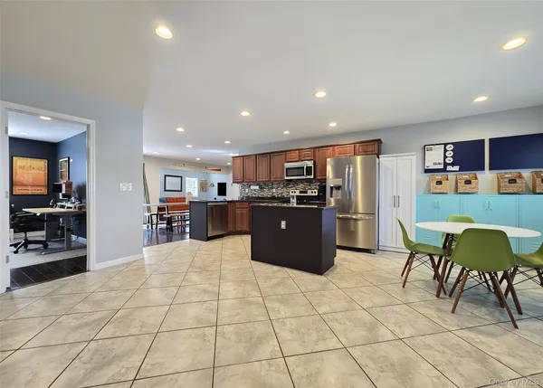 $649,990 | 28 Timber Trail Lane, Medford, NY 11763
