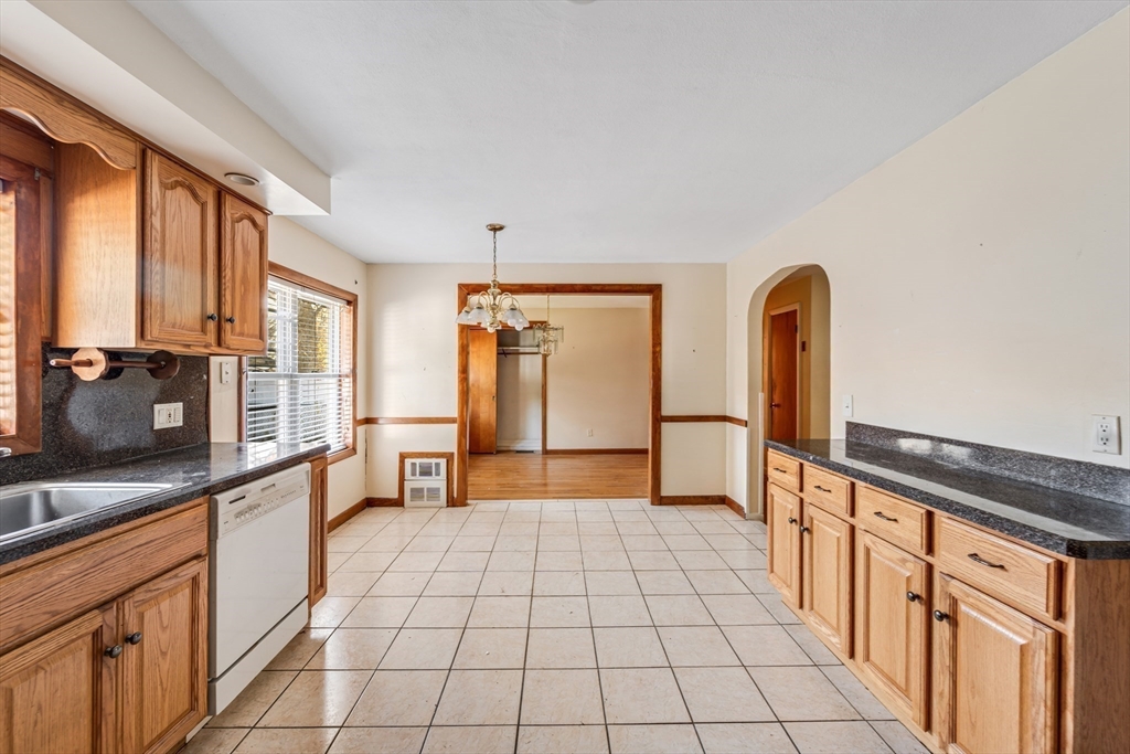 261 West Allen Ridge Road Springfield, MA 01118 - Photo 12 of 31