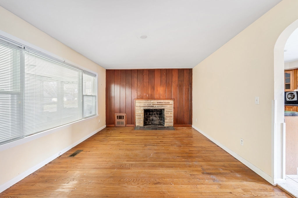 261 West Allen Ridge Road Springfield, MA 01118 - Photo 5 of 31