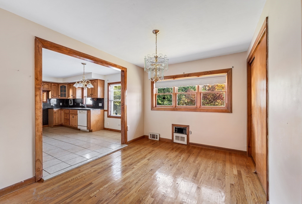 261 West Allen Ridge Road Springfield, MA 01118 - Photo 8 of 31