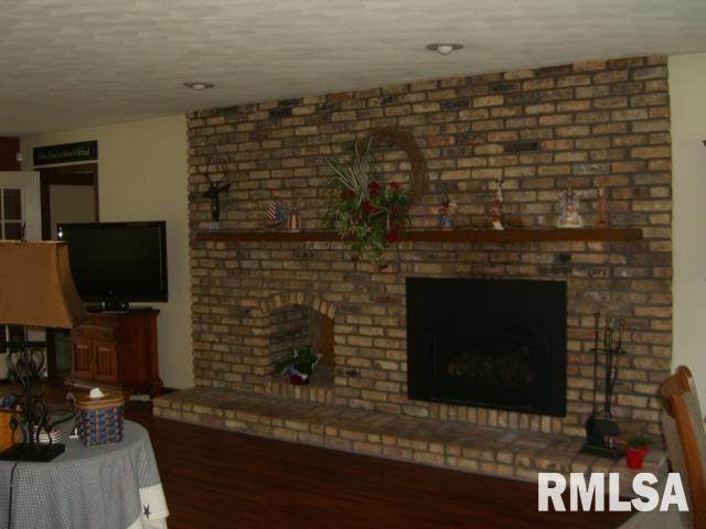 18926 Hubbard Road East Moline, IL 61244 - Photo 8 of 24 Gallery Image 8