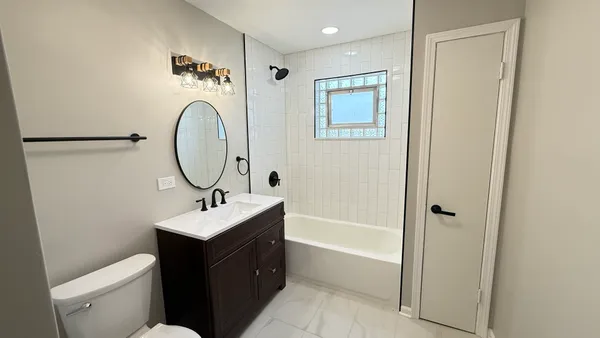 $2,500 | 3658 North Laramie Avenue, Unit 2, Chicago, IL 60641