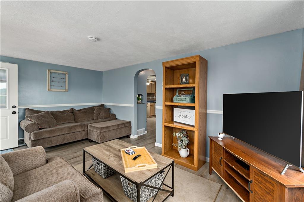 630 Walker Road Elizabeth, PA 15037 - Photo 5 of 27 Living Room