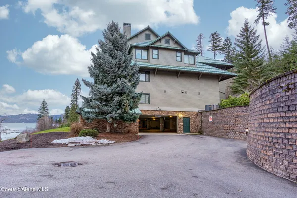 $668,900 | 4724 South Arrow Point Drive, Unit 104, Harrison, ID 83833