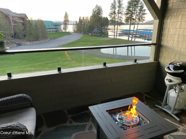 $668,900 | 4724 South Arrow Point Drive, Unit 104, Harrison, ID 83833
