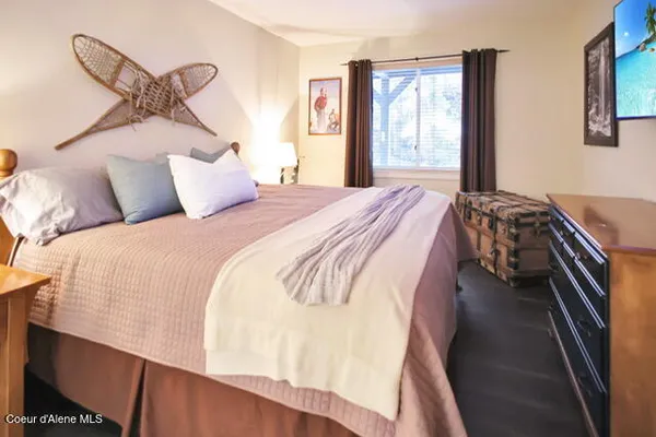 $668,900 | 4724 South Arrow Point Drive, Unit 104, Harrison, ID 83833