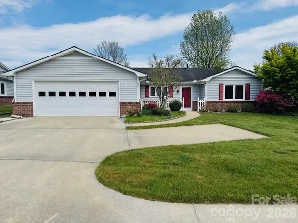 $357,000 | 208 Dartcrest Drive, Hendersonville, NC 28792
