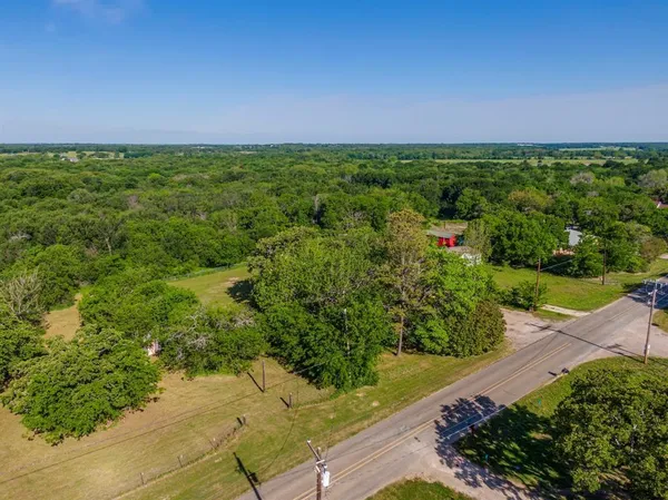 a view of yard with green space