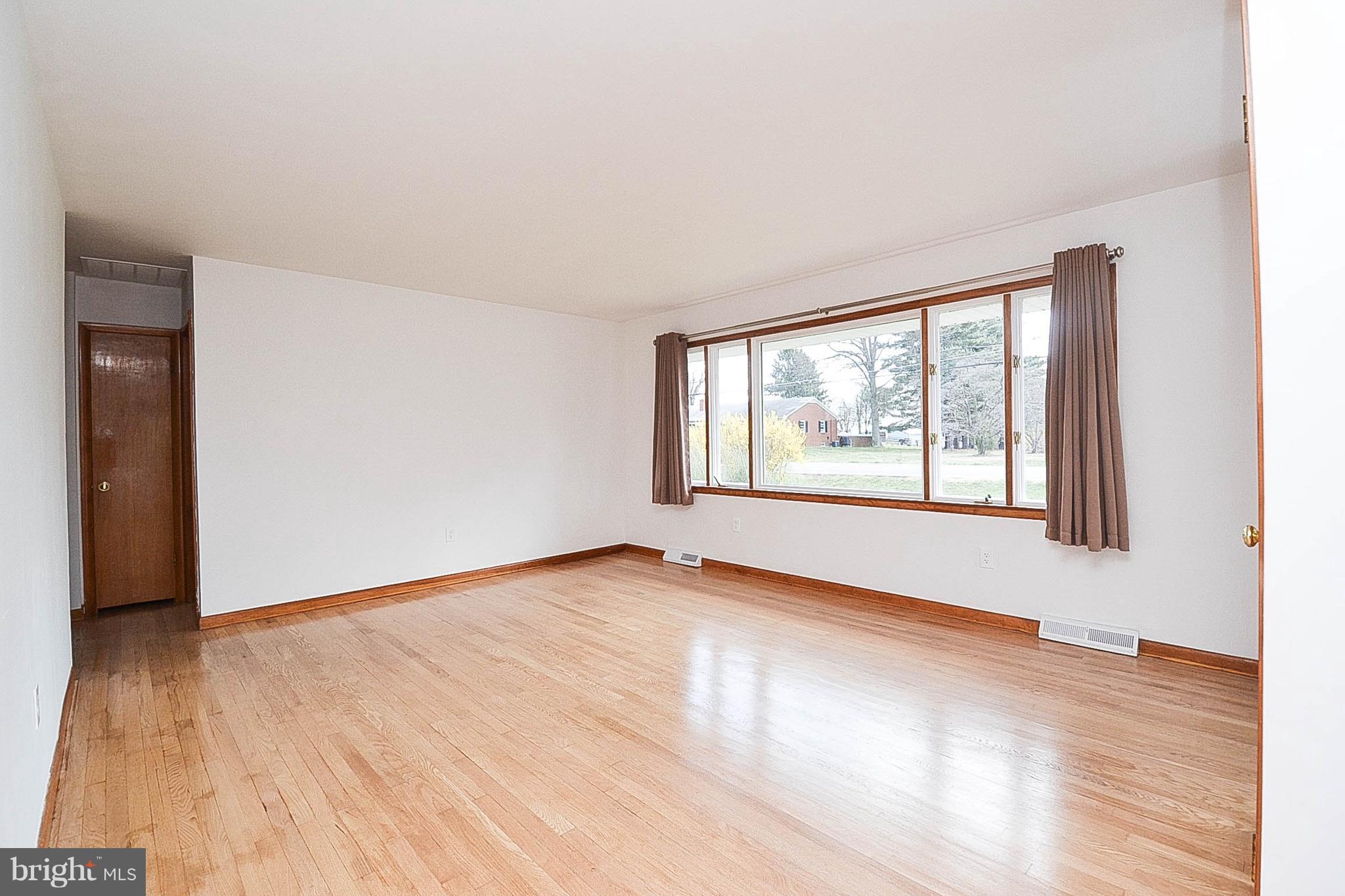 8526 Edgewood Church Road Frederick, MD 21702 - Photo 5 of 17 Living Room