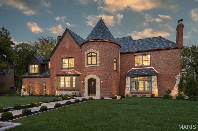 $2,695,000 | 61 Lake Forest Drive, St. Louis, MO 63117