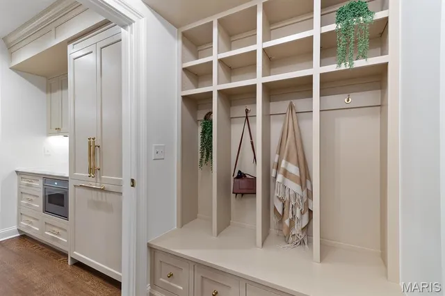 $2,695,000 | 61 Lake Forest Drive, St. Louis, MO 63117