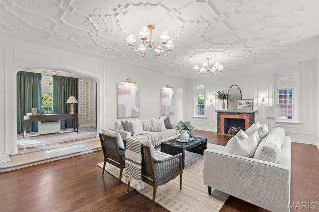 $2,695,000 | 61 Lake Forest Drive, St. Louis, MO 63117