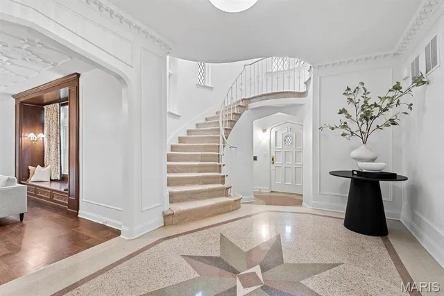 $2,695,000 | 61 Lake Forest Drive, St. Louis, MO 63117
